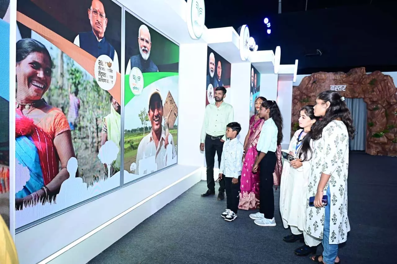 डिजिटल प्रदर्शनी में दिख रही छत्तीसगढ़ की 25 वर्षों की विकास यात्रा डिजिटल प्रदर्शनी में दिख रही छत्तीसगढ़ की 25 वर्षों की विकास यात्रा