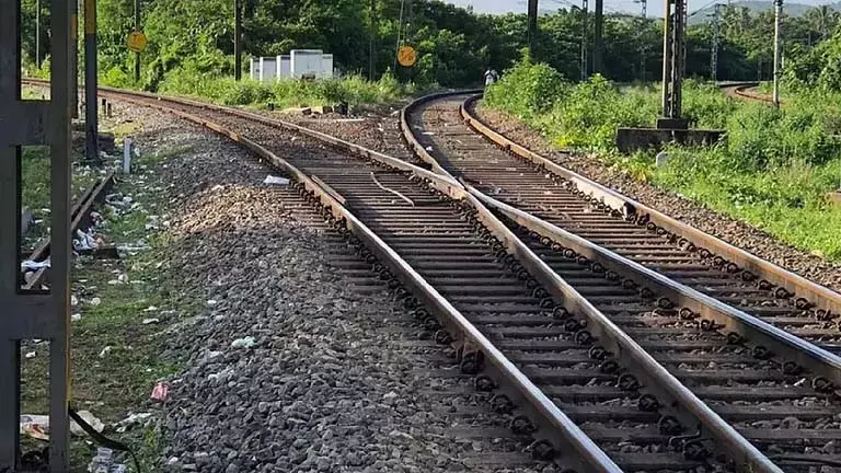 Railway track पर खेलते समय ट्रेन की चपेट में आने से तीन बच्चों की मौत Railway track पर खेलते समय ट्रेन की चपेट में आने से तीन बच्चों की मौत