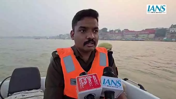 वाराणसी में गंगा का जलस्तर ऊंचा, सभी 84 घाटों का DCP क्राइम टी. सर्वन ने किया निरीक्षण वाराणसी में गंगा का जलस्तर ऊंचा, सभी 84 घाटों का DCP क्राइम टी. सर्वन ने किया निरीक्षण