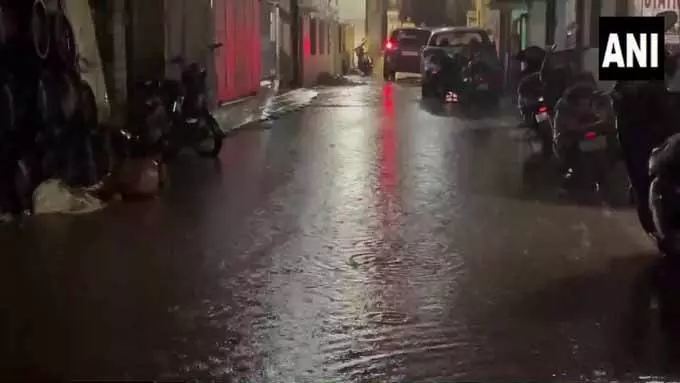 हैदराबाद में मूसलाधार बारिश से जलभराव, आईएमडी ने कल तक आंशिक बादल और धुंध का किया पूर्वानुमान हैदराबाद में मूसलाधार बारिश से जलभराव, आईएमडी ने कल तक आंशिक बादल और धुंध का किया पूर्वानुमान
