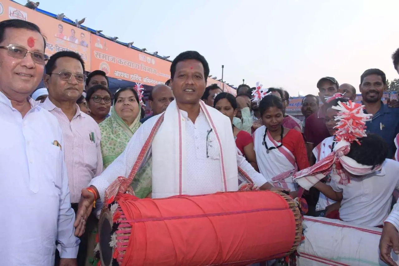 सांसद राधेश्याम राठिया ने सारंगढ़ में किया जिला स्तरीय राज्योत्सव का शुभारंभ सांसद राधेश्याम राठिया ने सारंगढ़ में किया जिला स्तरीय राज्योत्सव का शुभारंभ