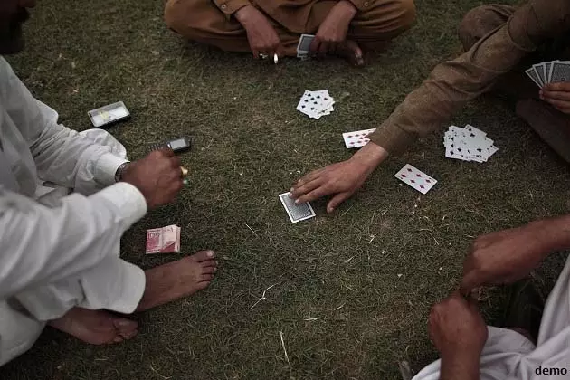 जुए की महफिल पर पुलिस का छापा, दो जुआरी गिरफ्तार जुए की महफिल पर पुलिस का छापा, दो जुआरी गिरफ्तार