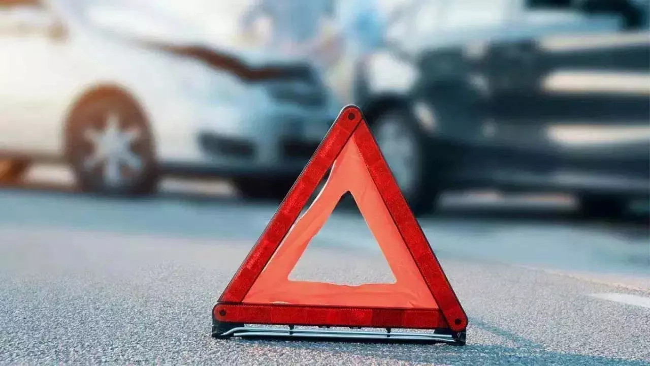 सड़क हादसे में युवक घायल, तेज रफ्तार कार ने मारी जोरदार टक्कर सड़क हादसे में युवक घायल, तेज रफ्तार कार ने मारी जोरदार टक्कर