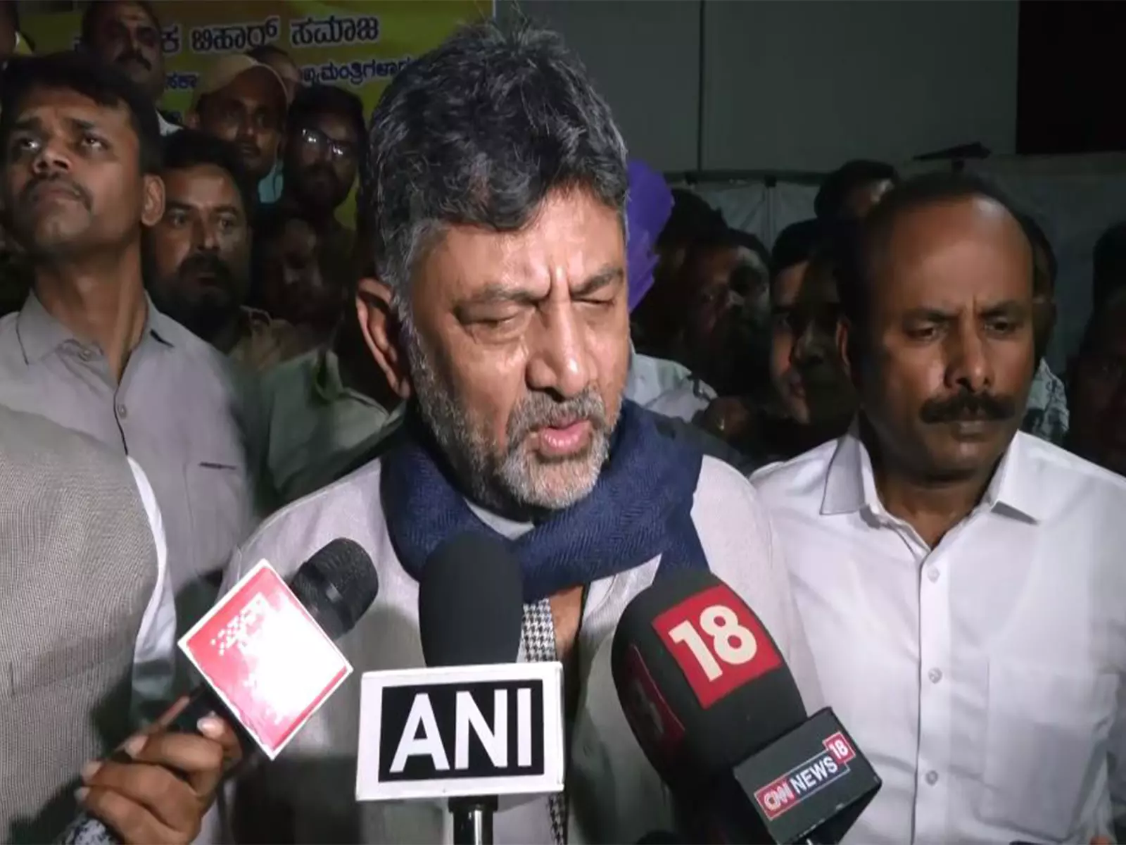 DK Shivakumar ने संगठनों से बिहार के कर्मचारियों को वोट डालने के लिए छुट्टी देने का किया आग्रह DK Shivakumar ने संगठनों से बिहार के कर्मचारियों को वोट डालने के लिए छुट्टी देने का किया आग्रह
