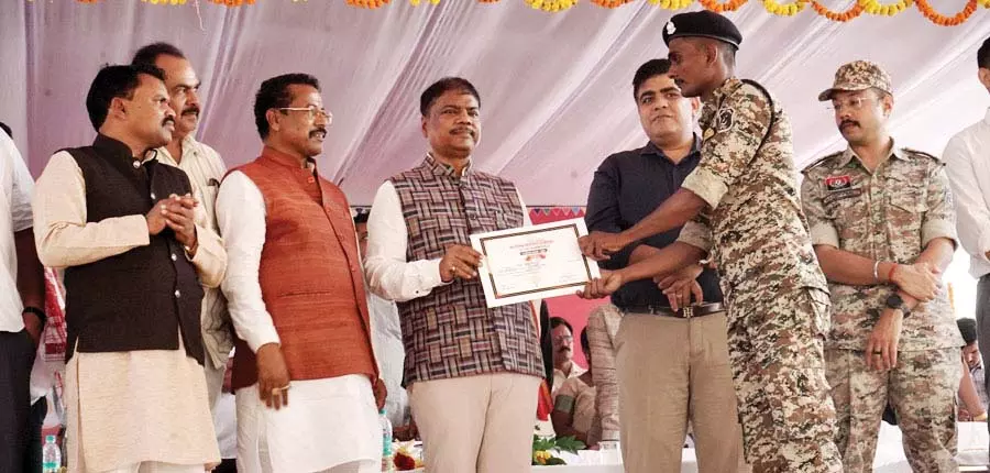 राज्योत्सव पर अधिकारियों-कर्मचारियों को मिला सम्मान, प्रभारी मंत्री केदार कश्यप ने बढ़ाया मनोबल राज्योत्सव पर अधिकारियों-कर्मचारियों को मिला सम्मान, प्रभारी मंत्री केदार कश्यप ने बढ़ाया मनोबल