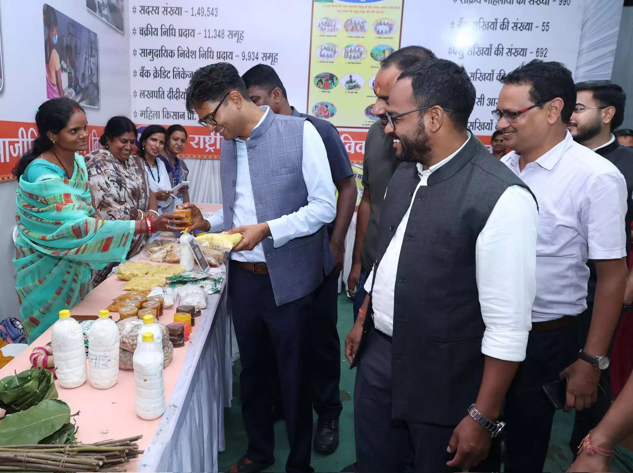वित्तमंत्री ओपी चौधरी ने हितग्राहियों को सौंपी वित्तमंत्री ओपी चौधरी ने हितग्राहियों को सौंपी