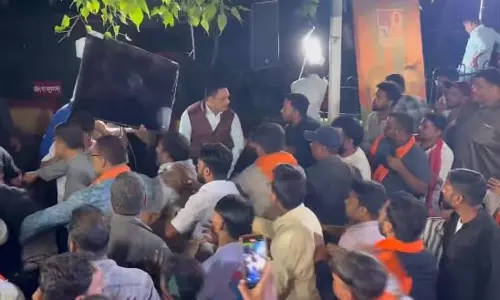 न्यूज़ चैनल के लाइव चुनावी शो में जमकर मारपीट Video, सीटी बजाने पर भिड़ गए नेताओं के समर्थक न्यूज़ चैनल के लाइव चुनावी शो में जमकर मारपीट Video, सीटी बजाने पर भिड़ गए नेताओं के समर्थक