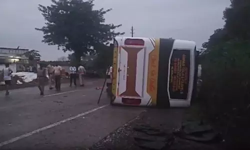 पलटी बस, 16 यात्री घायल पलटी बस, 16 यात्री घायल