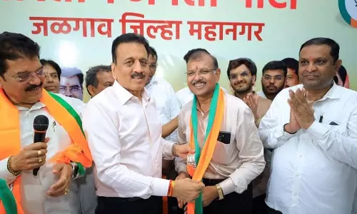 जलगांव में शिवसेना (UBT) को बड़ा झटका, दो पूर्व मेयर और 15 कॉर्पोरेटर BJP में शामिल हुए