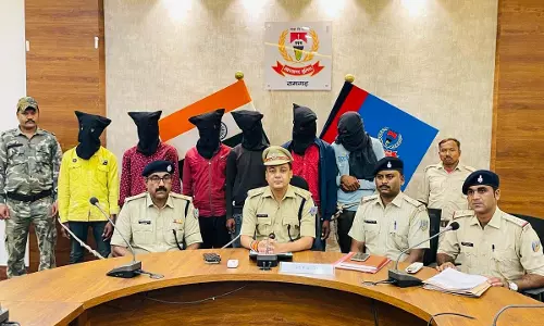 स्कूल वैन की आड़ में चोरी का खेल! शातिर चोरों के गिरोह का राज खुला स्कूल वैन की आड़ में चोरी का खेल! शातिर चोरों के गिरोह का राज खुला