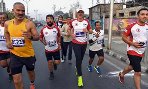 आतंकवाद कश्मीर को आगे बढ़ने से रोक नहीं सकता, मैराथन में शामिल धावकों ने दिया कड़ा संदेश आतंकवाद कश्मीर को आगे बढ़ने से रोक नहीं सकता, मैराथन में शामिल धावकों ने दिया कड़ा संदेश