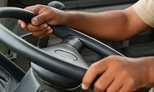 Odisha : बस ड्राइवर की सूझबूझ से 40 से ज़्यादा यात्रियों की जान बच गई, ड्राइवर की हार्ट अटैक से मौत हो गई Odisha : बस ड्राइवर की सूझबूझ से 40 से ज़्यादा यात्रियों की जान बच गई, ड्राइवर की हार्ट अटैक से मौत हो गई