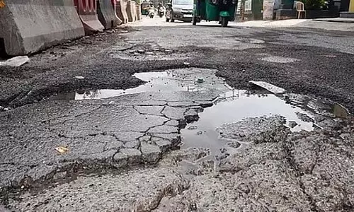 डेडलाइन बीत जाने के बाद भी सड़क अभी तक साफ़ नहीं हुई है: GBA ने CM के निर्देशों का पालन नहीं किया