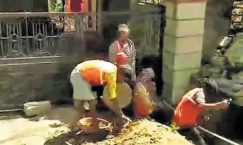 TNIE रिपोर्ट के नतीजे: HBR-GBA ने कम्मनहल्ली में नालियों की सफाई की TNIE रिपोर्ट के नतीजे: HBR-GBA ने कम्मनहल्ली में नालियों की सफाई की