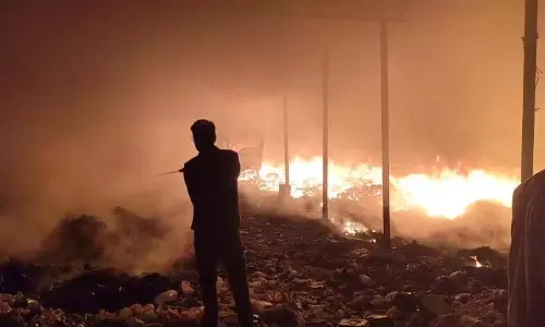 आग लगने से प्लास्टिक फैक्ट्री में मचा हड़कंप, सामान और वाहन जलकर खाक आग लगने से प्लास्टिक फैक्ट्री में मचा हड़कंप, सामान और वाहन जलकर खाक