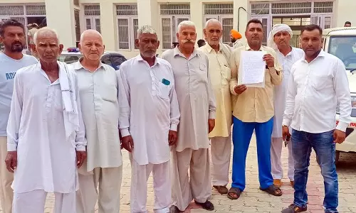 पानी की कमी और फसल नुकसान के मुद्दे पर किसानों ने फतेहाबाद डीसी से मुलाकात की पानी की कमी और फसल नुकसान के मुद्दे पर किसानों ने फतेहाबाद डीसी से मुलाकात की