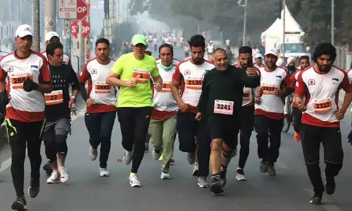 सीएम उमर अब्दुल्ला और सुनील शेट्टी ने कश्मीर मैराथन 2.0 को हरी झंडी दिखाई सीएम उमर अब्दुल्ला और सुनील शेट्टी ने कश्मीर मैराथन 2.0 को हरी झंडी दिखाई