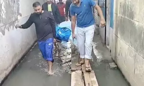 Sangrur में नागरिक उपेक्षा के बीच, परिजनों को शव को सीवेज के ऊपर ले जाने के लिए मजबूर होना पड़ा Sangrur में नागरिक उपेक्षा के बीच, परिजनों को शव को सीवेज के ऊपर ले जाने के लिए मजबूर होना पड़ा