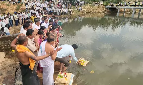 Chintamani : राजा की झील में चढ़ावा चढ़ाना Chintamani : राजा की झील में चढ़ावा चढ़ाना