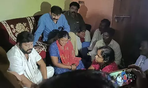 Chikkaballapur : विधायक प्रदीप ईश्वर ने मृतक बाबू के घर का दौरा किया Chikkaballapur : विधायक प्रदीप ईश्वर ने मृतक बाबू के घर का दौरा किया