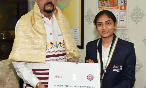 राज्यपाल रमेन डेका से राष्ट्रपति पुरस्कार से अलंकृत लेखनी साहू ने सौजन्य भेंट की