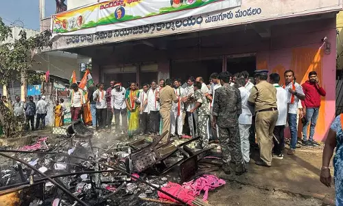 कांग्रेस कार्यकर्ताओं ने मनुगुर में BRS कार्यालय पर हमला किया, फर्नीचर में आग लगा दी कांग्रेस कार्यकर्ताओं ने मनुगुर में BRS कार्यालय पर हमला किया, फर्नीचर में आग लगा दी
