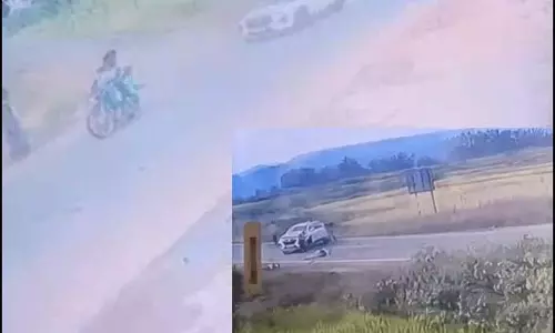 युवती ने कार से 3 लोगों की जान ली, हादसे का CCTV फुटेज आया सामने युवती ने कार से 3 लोगों की जान ली, हादसे का CCTV फुटेज आया सामने