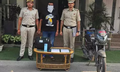 दिल्ली CM के लेटरहेड का इस्तेमाल कर जाली पत्र बनाने वाला जालसाज गिरफ्तार दिल्ली CM के लेटरहेड का इस्तेमाल कर जाली पत्र बनाने वाला जालसाज गिरफ्तार