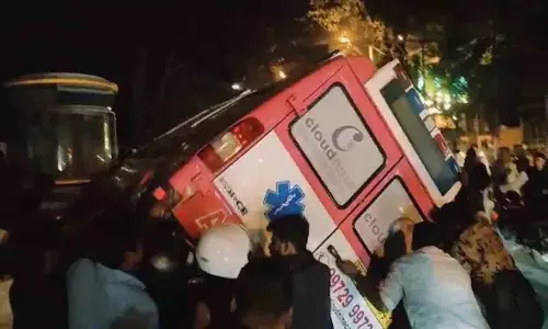 Ambulance ने स्कूटर सवार दम्पति को टक्कर मारी, दोनों की मौत Ambulance ने स्कूटर सवार दम्पति को टक्कर मारी, दोनों की मौत
