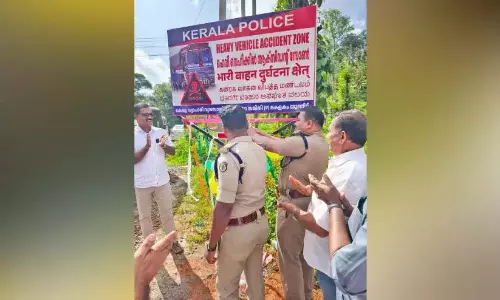 Kerala : व्यापारियों ने पलचूराम रोड पर रिफ्लेक्टर बोर्ड लगाए