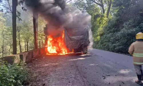 Kerala : टायर में आग लगने के बाद लॉरी में आग लग गई Kerala : टायर में आग लगने के बाद लॉरी में आग लग गई