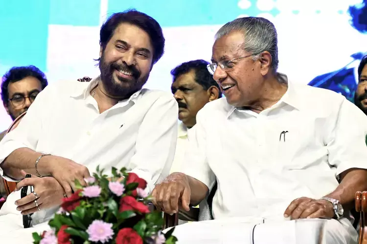 Kerala के मुख्यमंत्री के अत्यधिक गरीबी उन्मूलन कार्यक्रम में ममूटी Kerala के मुख्यमंत्री के अत्यधिक गरीबी उन्मूलन कार्यक्रम में ममूटी