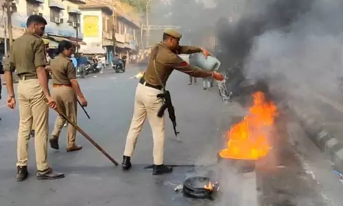 Gummat में दुकानदारों ने यातायात अभियान के खिलाफ किया प्रदर्शन