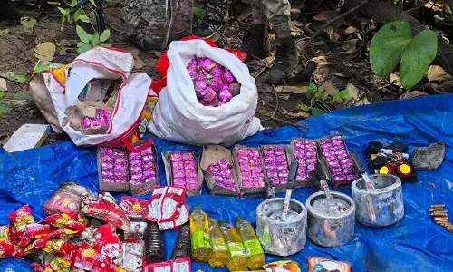 गरियाबंद के जंगलों से नक्सल सामान जब्त, भारी मात्रा में विस्फोटक भी मिला गरियाबंद के जंगलों से नक्सल सामान जब्त, भारी मात्रा में विस्फोटक भी मिला