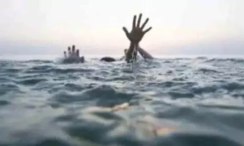 समुद्र तट पर खेलते समय चार लड़कियां डूब गईं