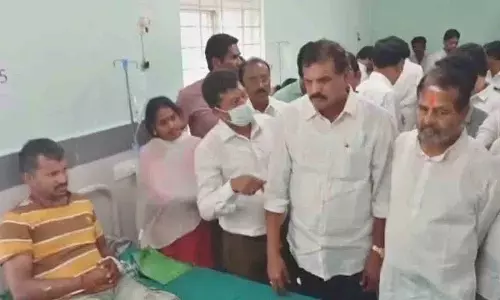 Botsa Satyanarayana ने काशीबुग्गा भगदड़ की जांच की मांग की Botsa Satyanarayana ने काशीबुग्गा भगदड़ की जांच की मांग की