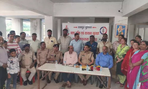 टिकरापारा पुलिस ने नशा मुक्ति और साइबर जागरूकता शिविर का किया आयोजन