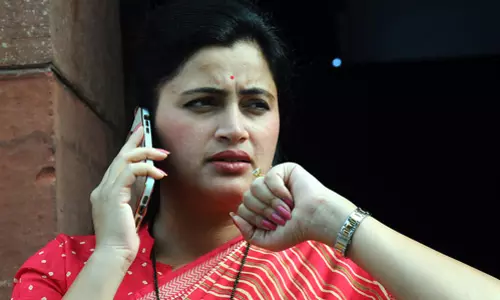 पूर्व सांसद नवनीत राणा को आठ दिनों में दूसरी बार मिली बम से उड़ाने की धमकी पूर्व सांसद नवनीत राणा को आठ दिनों में दूसरी बार मिली बम से उड़ाने की धमकी