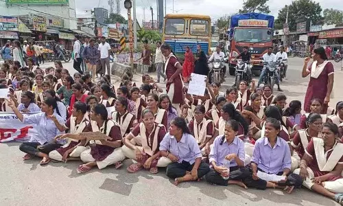 Gurukul की छात्राओं के खिलाफ पुलिस की बर्बरता Gurukul की छात्राओं के खिलाफ पुलिस की बर्बरता