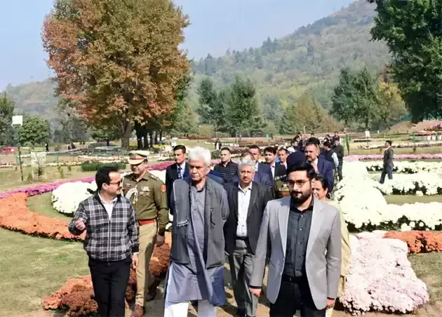 Srinagar: श्रीनगर में एलजी सिन्हा ने गुलदाउदी गार्डन का अवलोकन किया Srinagar: श्रीनगर में एलजी सिन्हा ने गुलदाउदी गार्डन का अवलोकन किया