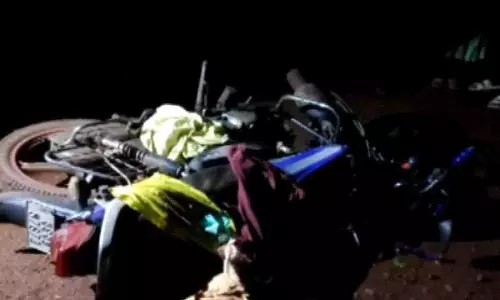 सुंदरगढ़ में हाथी ने मोटरसाइकिल को कुचला, पिता-पुत्री बाल-बाल बचे सुंदरगढ़ में हाथी ने मोटरसाइकिल को कुचला, पिता-पुत्री बाल-बाल बचे