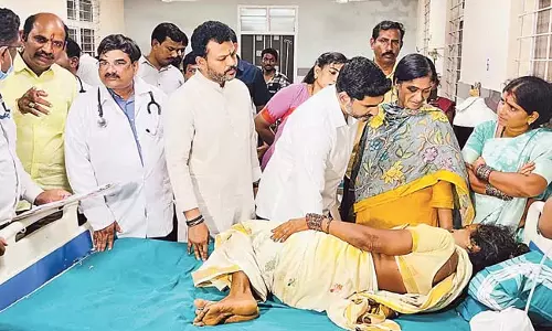कासिबुग्गा भगदड़: बड़ी संख्या में श्रद्धालुओं के अचानक आने से भगदड़ मच गई