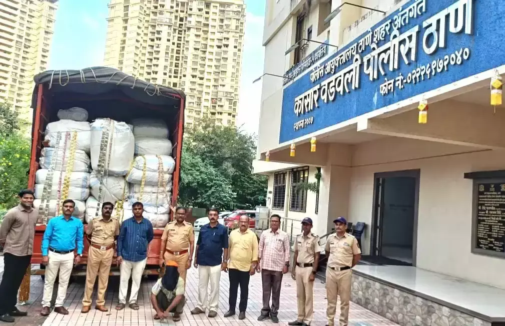 Mumbai: टेंपो में छिपाकर ले जाया जा रहा था गुटखा, पुलिस ने पकड़ा Mumbai: टेंपो में छिपाकर ले जाया जा रहा था गुटखा, पुलिस ने पकड़ा