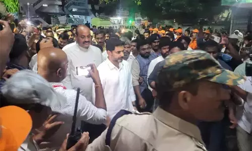 Andhra : मंत्री लोकेश ने काशी बुग्गा पीड़ितों को वित्तीय सहायता देने की घोषणा की Andhra : मंत्री लोकेश ने काशी बुग्गा पीड़ितों को वित्तीय सहायता देने की घोषणा की
