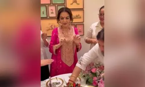 Nita Ambani ने स्टाफ से मिले प्यारे सरप्राइज के साथ मनाया अपना 62वां जन्मदिन Nita Ambani ने स्टाफ से मिले प्यारे सरप्राइज के साथ मनाया अपना 62वां जन्मदिन