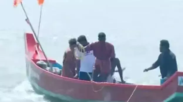 kerala: कन्नूर में समुद्र में नहाते समय तीन मेडिकल छात्र डूब गए kerala: कन्नूर में समुद्र में नहाते समय तीन मेडिकल छात्र डूब गए