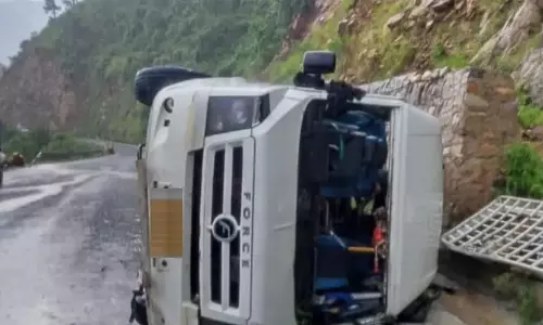 Shimla: नेपाल जा रहा ट्रैवलर दुर्घटनाग्रस्त, कई की हालत गंभीर