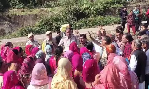 Kangra village में शराब की दुकान के विरोध में महिलाओं ने सड़क जाम किया