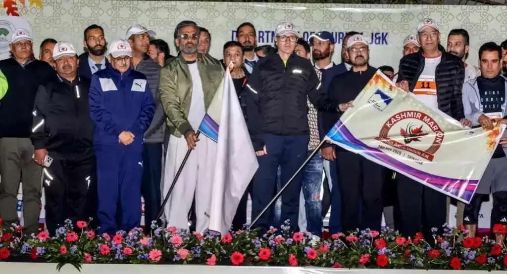 Srinagar: उमर अब्दुल्ला और सुनील शेट्टी ने धावकों को दी स्टार्टिंग सिग्नल Srinagar: उमर अब्दुल्ला और सुनील शेट्टी ने धावकों को दी स्टार्टिंग सिग्नल