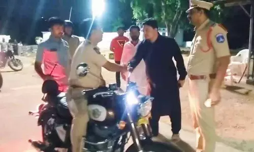 हैदराबाद: IPS अधिकारी ने मोटरसाइकिल से अट्टापुर झुग्गियों में गश्त की